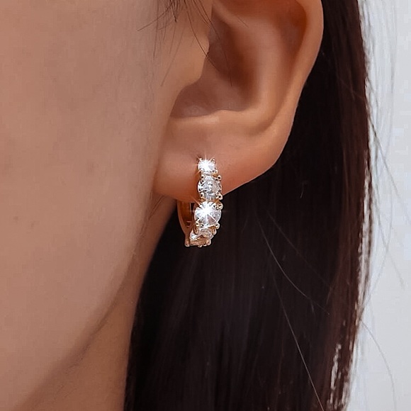 🔵𝟲𝟱%𝗢𝗙𝗙 𝗯𝘂𝗻𝗱𝗹𝗲𝘀 𝟯+🔵 NEW CZ Gold Medium Hoop Earrings - Picture 4 of 9